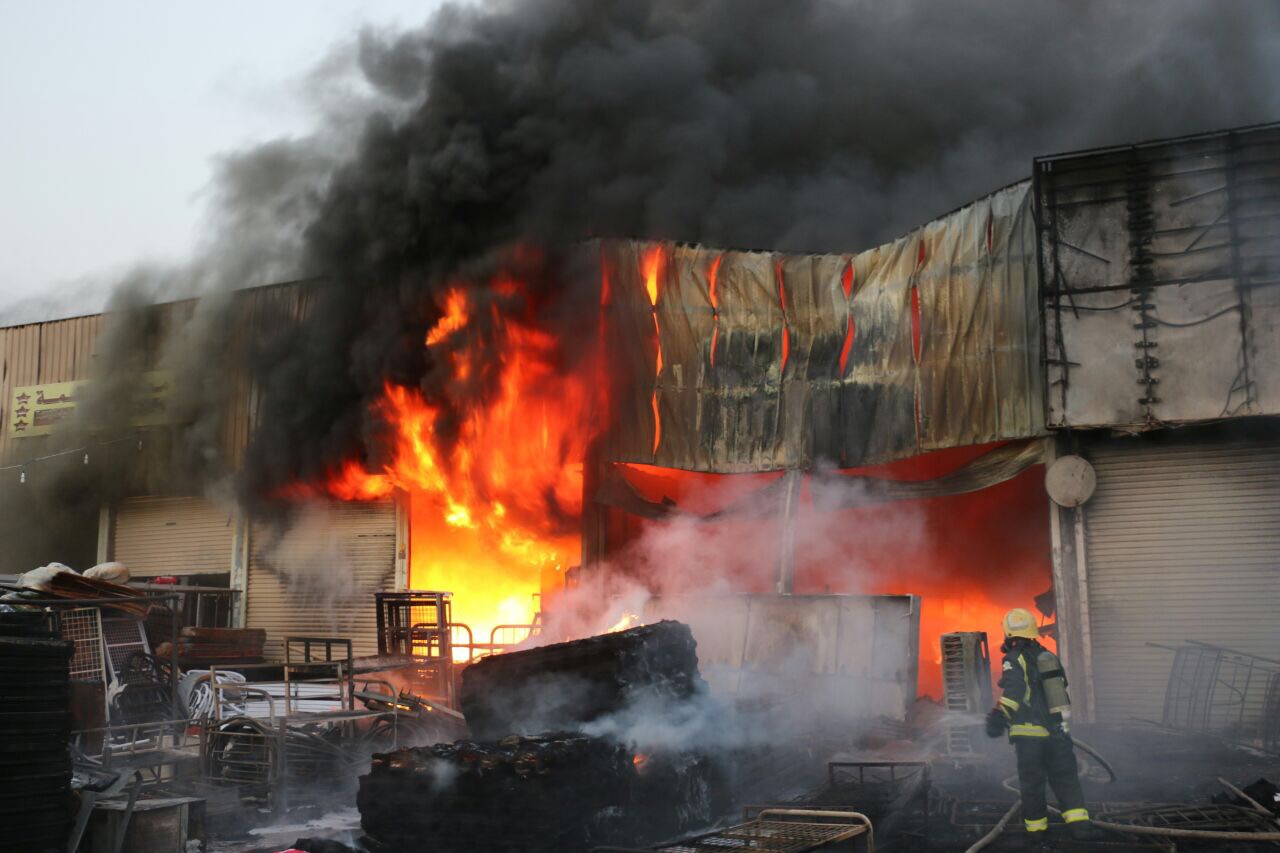 بالصور.. مدني ⁧‫العاصمة المقدسة‬⁩ يخمد حريقاً اندلع بحراج المعيصم دون إصابات