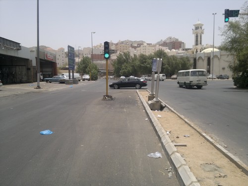 إشارة مرورية  تقع وسط طريق الشهداء بمكة