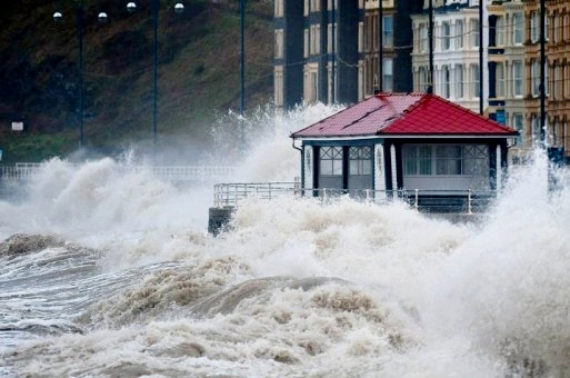 المياه تغمر المنازل البريطانيّة مع توقعات بمزيد من العواصف
