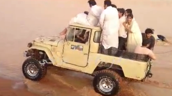بالفيديو … شبان سعوديون يغوصون بسيارتهم داخل بحيرة الكسر