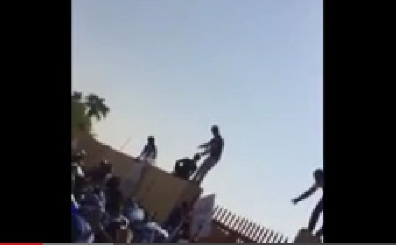 #تيوب_المواطن :مشجعون يقتحمون إحدى بوابات استاد الملك فهد