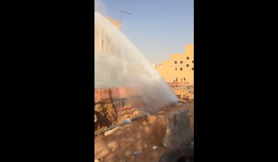 #تيوب_المواطن :انفجار ضخم لماسورة في “زهرة الرياض” والمياه تداهم المنازل