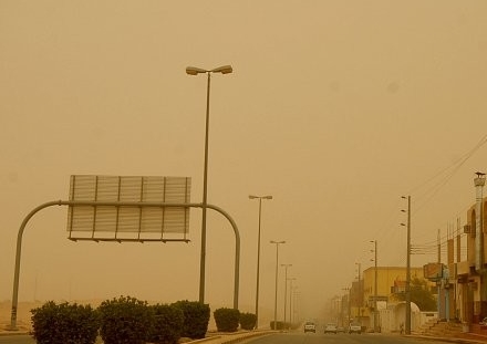 مدني الشمالية يحذر من رياح سطحية تثير الغبار