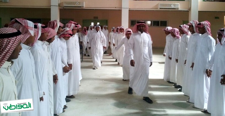 بالصور.. مدرسة سعودية تحتفل بطلابها المتزوجين الـ7