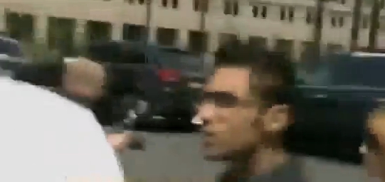 بالفيديو.. سعودي يلكم إعلامياً أمريكياً أمام الكاميرات