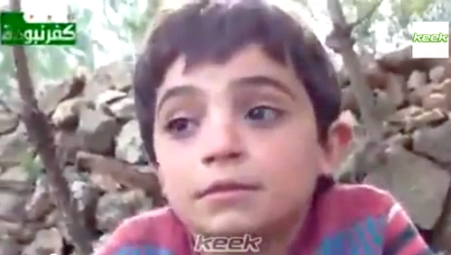 طفل يبكي من وحشية بشار الأسد