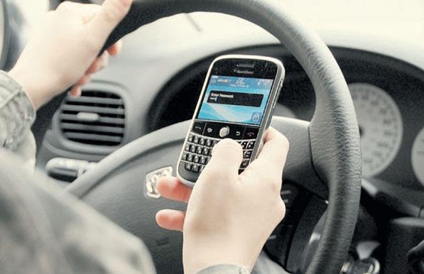 الهاتف في يد السائق يرفع نسبة التعرض لحادث مروري 23 مرة