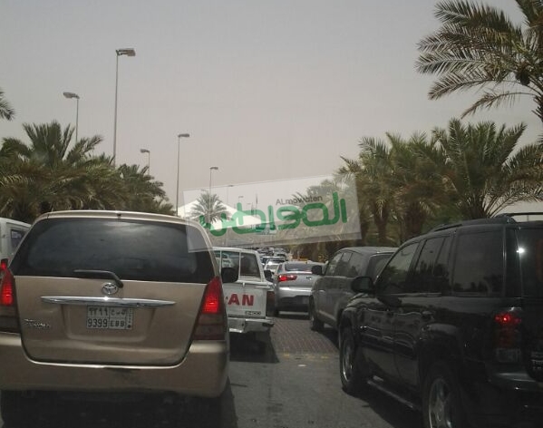 يغص حي السفارات في الرياض منذ صباح اليوم بالمركبات بسبب تصحيح أوضاع العمالة في سفارات بلدانهم.