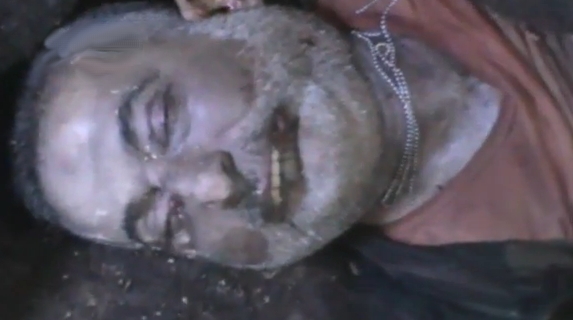 بالفيديو.. الثوار السوريون يعرضون جثة مقاتل من حزب الله
