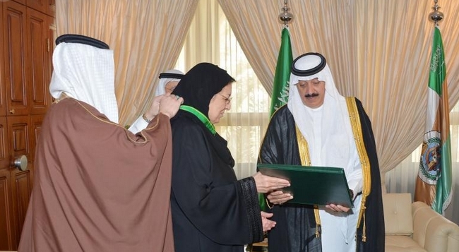 تقليد الدكتورة ثريا عبيد وسام الملك عبدالعزيز من الدرجة الأولى