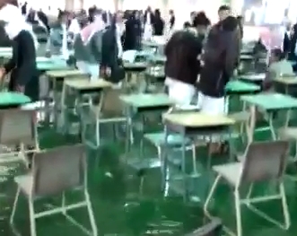 بالفيديو.. غرق قاعة اختبار في مدرسة