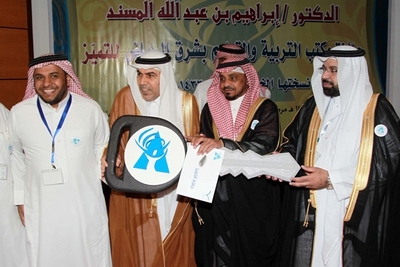"تعليم شرق الرياض" يهدي معلماً سيارة جديدة - المواطن