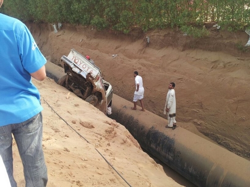 بالصور.. سقوط سيارة في حفرة على طريق جدة – جازان