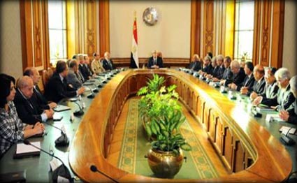 مجلس وزراء مصر يقرر مراجعة قرارات الرئيس “المعزول”