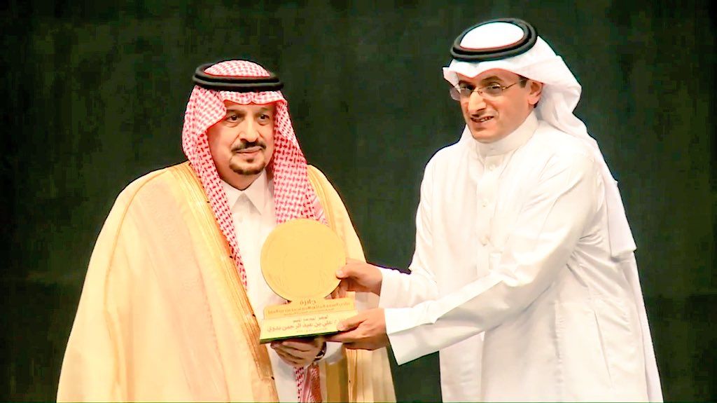 أمير الرياض يكرم الأحمري بجائزة الوكيل المتميز بمعهد العاصمة - المواطن