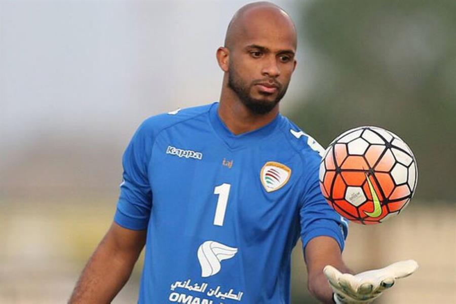 شاهد.. خطأ كارثي من علي الحبسي في مباراة الهلال وهجر