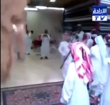 بالفيديو.. سعودي يسقط سقف صالة أفراح بطلقاته المتهورة