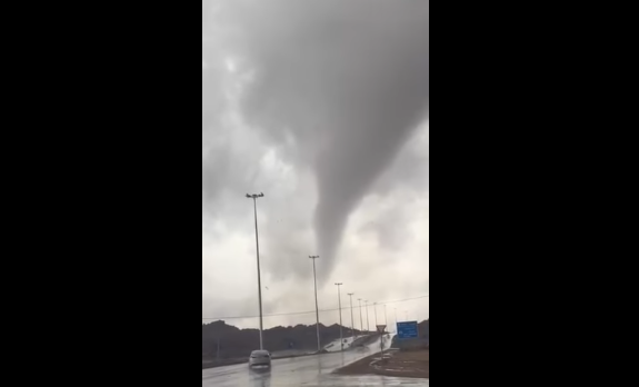 بالفيديو.. إعصار يتشكّل في أحد رفيدة شاهد كيف