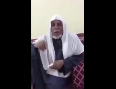 بالفيديو.. مشهد مؤثر لمسن يروي حاله في رثاء زوجته