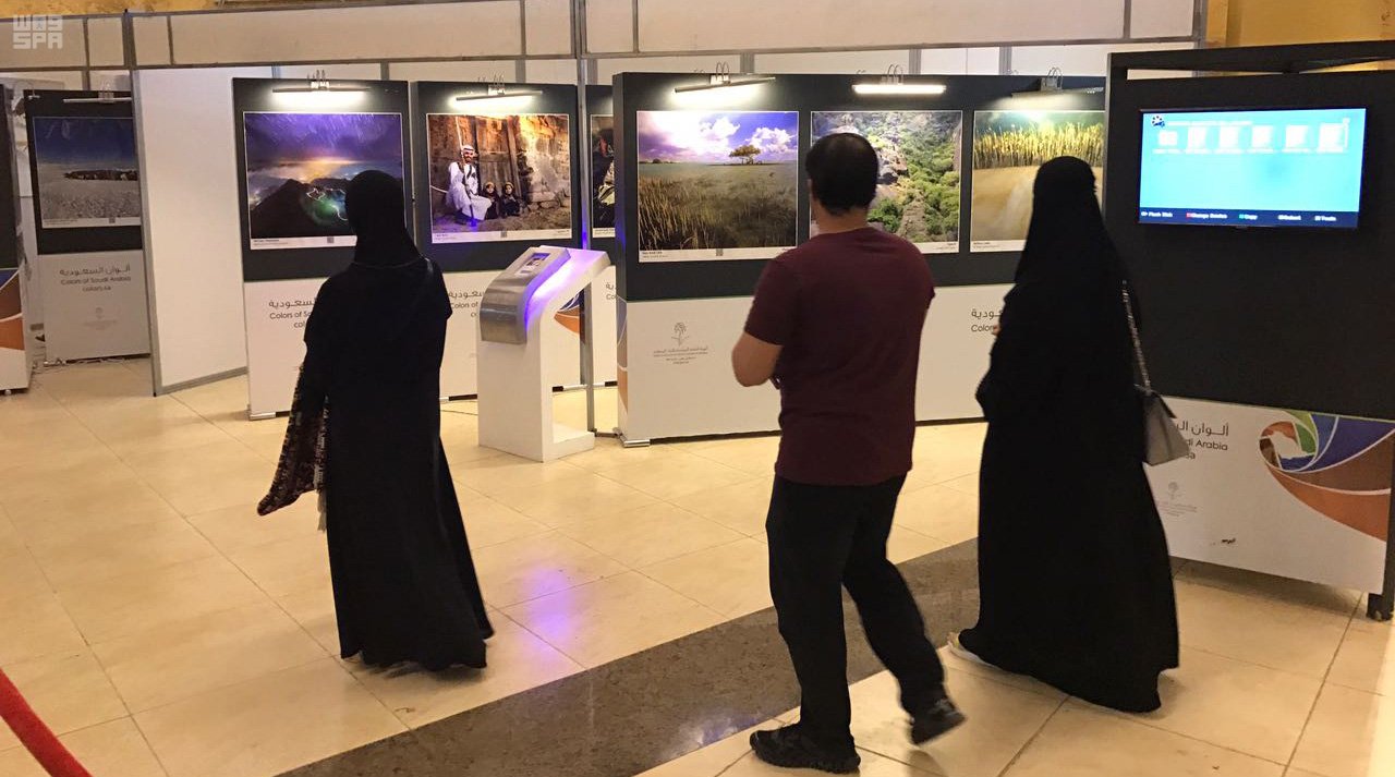 بالصور.. معرض ” ألوان السعودية ” يجذب زوار مهرجان الورد الطائفي