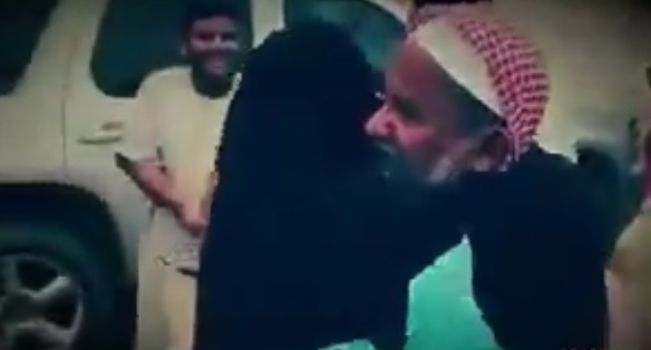 صورة مشرقة من السعودية أبطالها أب وابنته وورد وأحضان