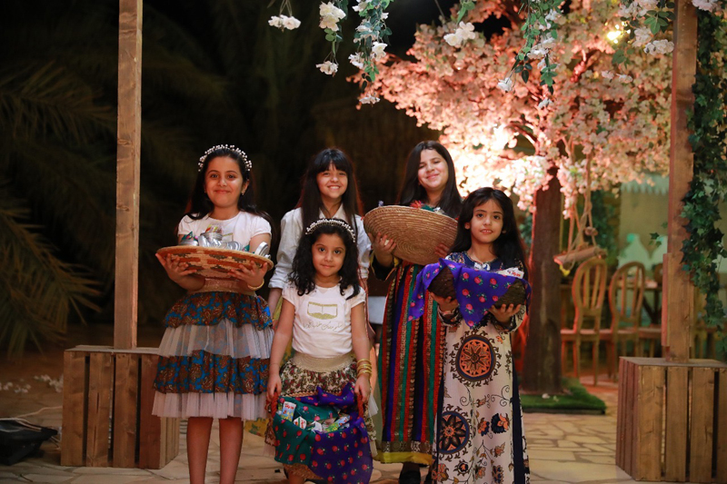 بالصور.. خيرية السويلم تعيد القرقيعان وتنقل أطفال البكيرية لأجواء العيد القديمة