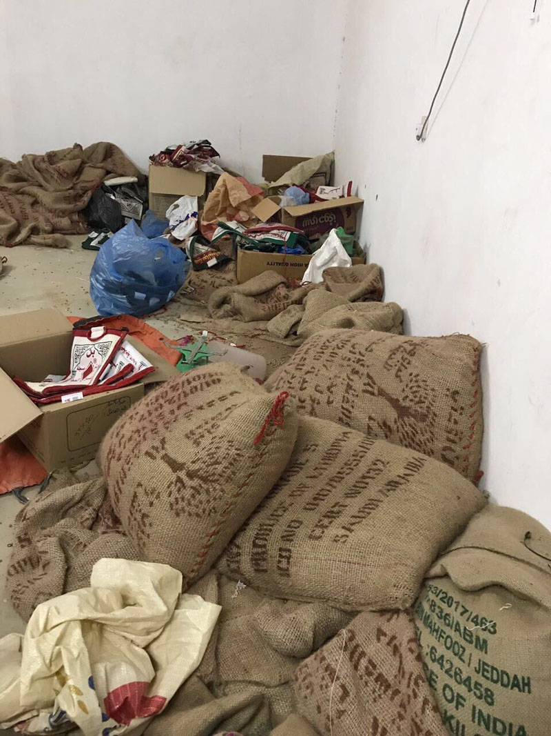بالصور.. عمالة مخالفة حولت مسكنها مستودعًا لغش القهوة في الرس