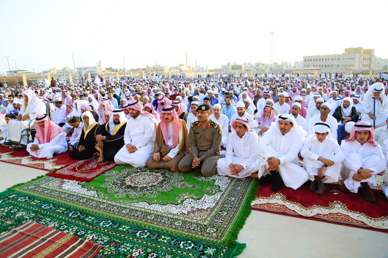 بالصور.. يوم حافل في البكيرية.. صلاة العيد واستقبال المهنئين ومعايدة المنومين