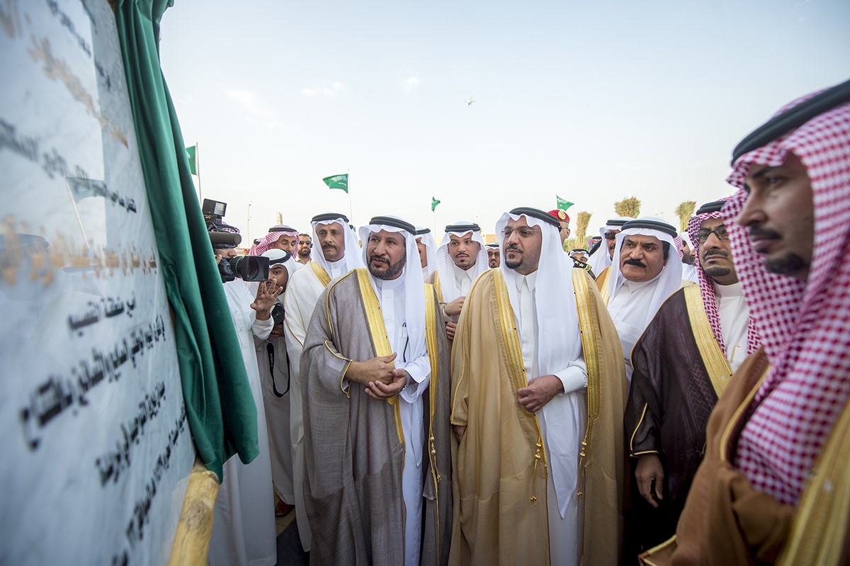 بالصور.. أمير القصيم يدشن سارية ميدان بيرق التوحيد ويرفع سارية العلم الوطني