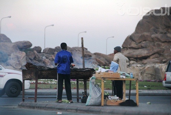 بالصور.. عمالة مخالفة تسحب بساط البيع من السعوديين