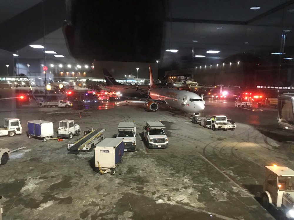 بالفيديو والصور.. اصطدام طائرتين يُشعِل حريقًا بمطار تورونتو الكندي