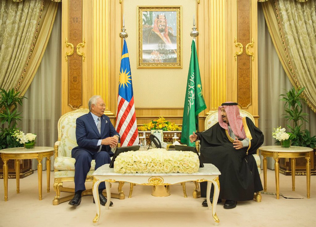 الملك يستعرض العلاقات الثنائية ومستجدات الأحداث مع رئيس وزراء ماليزيا