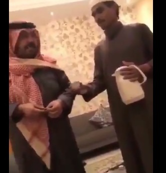 فيديو.. علي بن حمري يرد على مقطعه مع سائقه: هذا ابني وأمزح معه