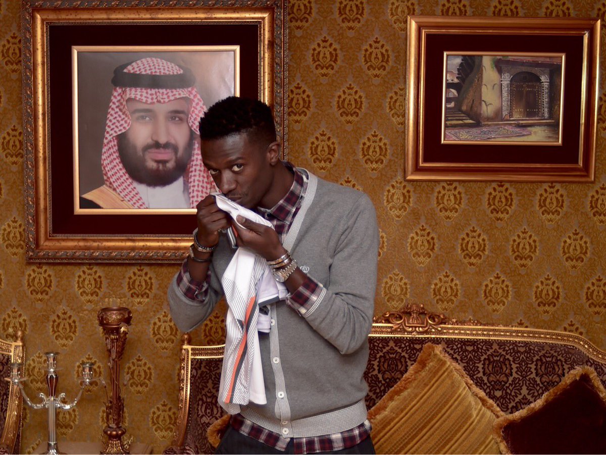 بالصور .. حسن معاذ يوقع عقد انضمامه للشباب