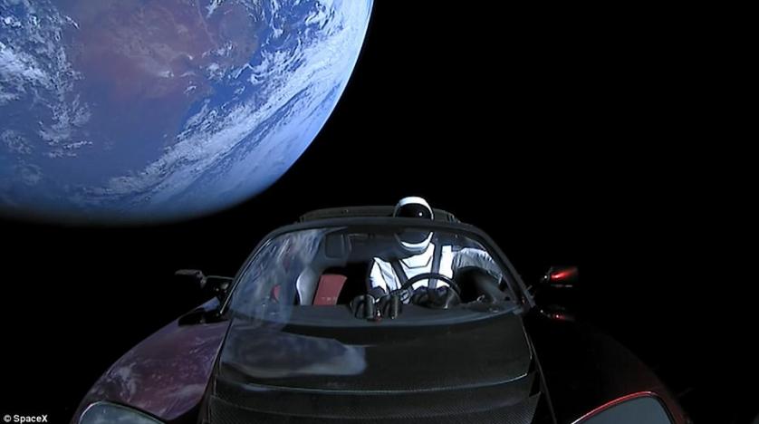 شاهد.. أول سيارة تغادر كوكب الأرض وتسبح في الفضاء