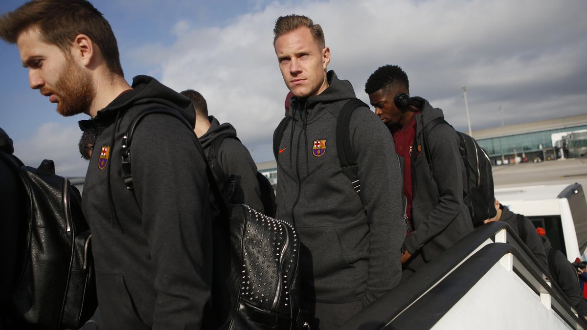 بالصور.. لاعبو برشلونة يغادرون إلى لندن لمواجهة تشيلسي