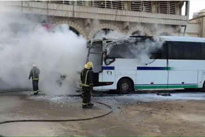 مجهولون يحرقون حافلة لـ”أرامكو” بـ #القطيف