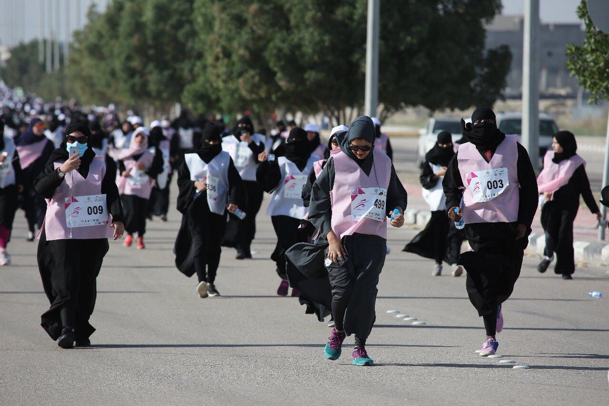 شاهد بالصور.. السعوديات يركضن لأول مرة في الأحساء