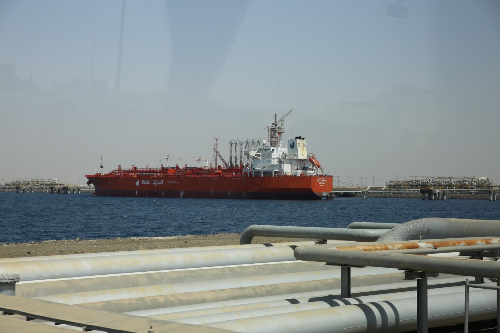 بالصور.. البحري تنقل أول شحنة كيماويات لصالح شركة أرامكو للتجارة