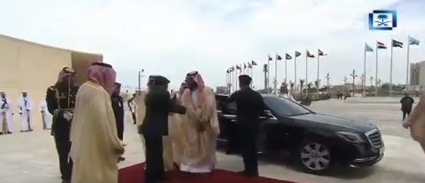 بالفيديو.. ولي العهد يصل مقر انعقاد القمة العربية
