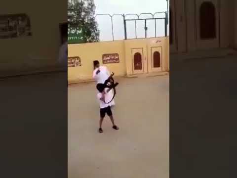 بالفيديو.. طفل يطلق النار من سلاح رشاش في مكان عام
