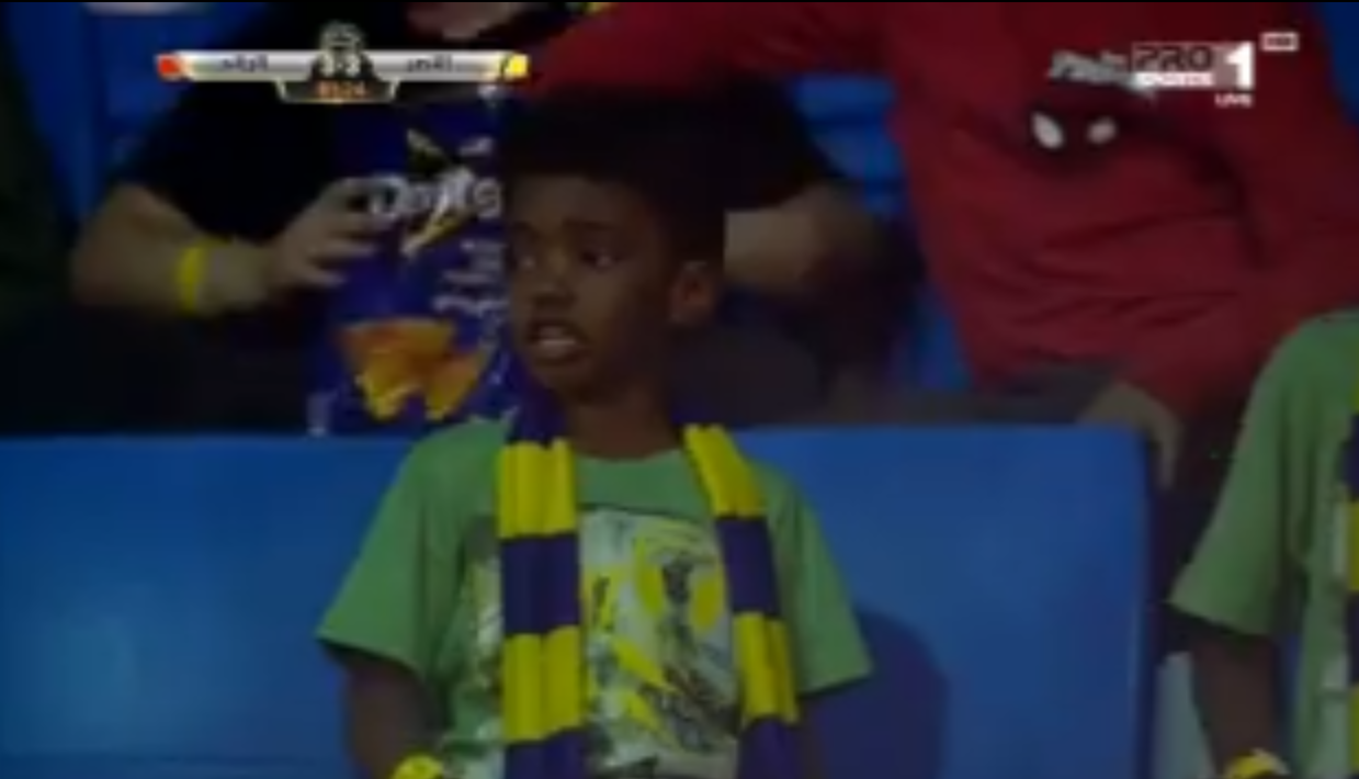 بالفيديو.. طفل يبكي في مباراة النصر والرائد