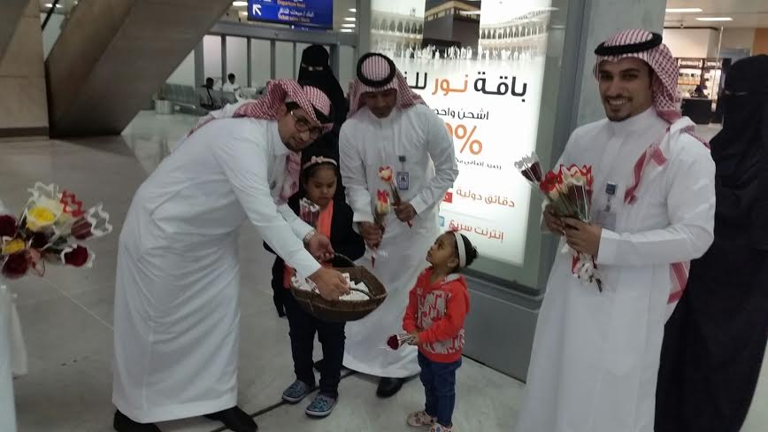 استقبال احتفالي للمسافرين بمطار الملك عبدالعزيز بـ #جدة