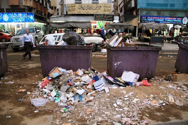 بالصور.. أكوام النفايات تغرق سوق الطائف التاريخي