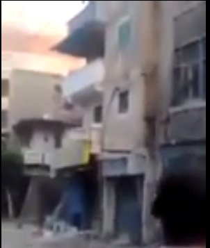 لحظة انهيار مبنى سكني في مصر