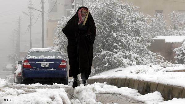بالصور ..عاصفة ثلجيّة جديدة تضرب الأردن وتغلق شوارع العاصمة