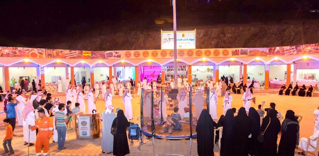 بالصور.. الأكلات الشعبية والمنتجات اليدوية تجذب زوار مهرجان باحة الكادي