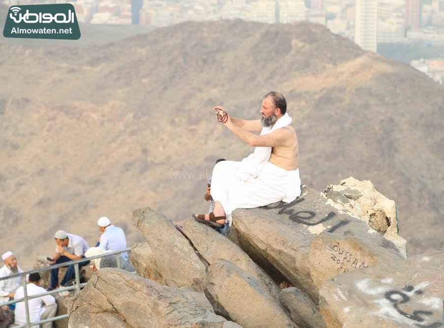 شاهد .. دعاء وعبادة وصور تذكارية للحجاج على قمة غار حراء