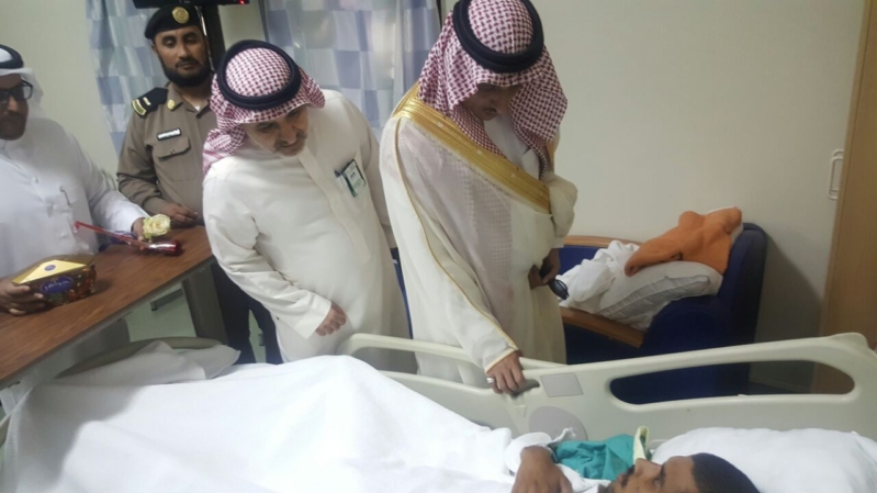 بالورود.. محافظ بيشة يعايد المنومين في مستشفى الملك عبدالله