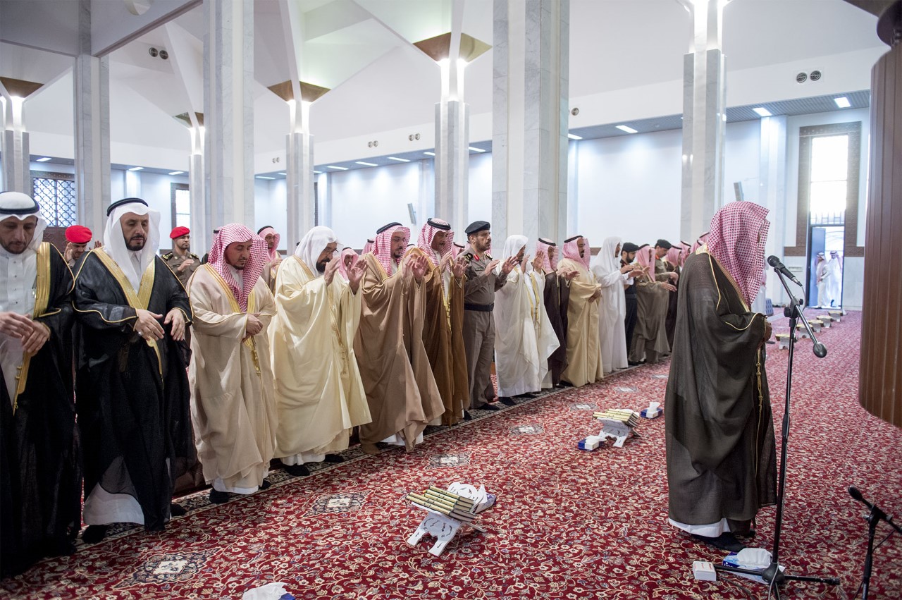 أمير القصيم يؤدي صلاة الاستسقاء بجامع الأمير عبدالإله ببريدة